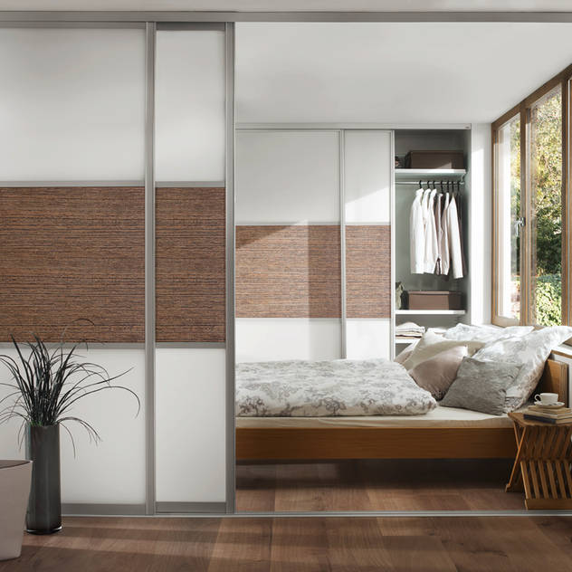 Phòng ngủ phong cách hiện đại bởi Elfa Deutschland GmbH Hiện đại