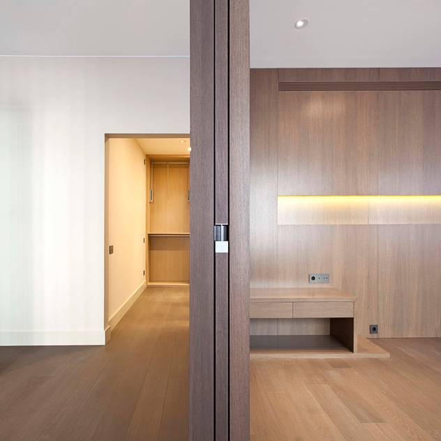 Rehabilitación de ático en Turó Park, Barcelona: Dormitorios de estilo minimalista de MANO Arquitectura