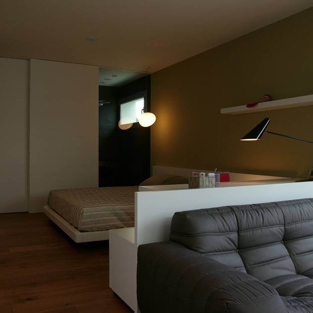 CASA UNIFAMILIAR AISLADA EN GIRONA: Dormitorios de estilo moderno de KITS INTERIORISME