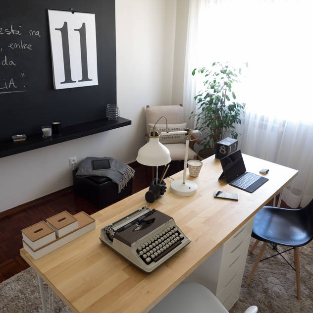 Escritório Preto no Branco - Depois: Espaços de trabalho  por MUDA Home Design