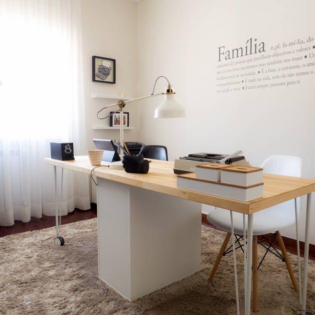 Escritório Preto no Branco - Depois: Espaços de trabalho  por MUDA Home Design