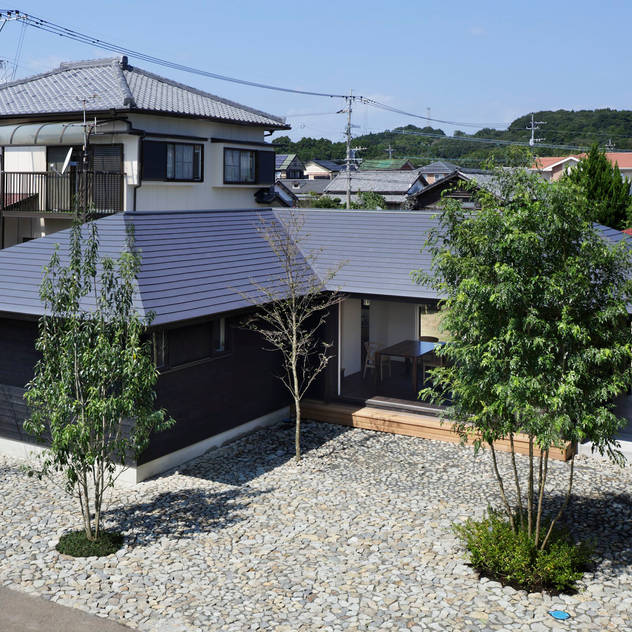 南面全景: 山田伸彦建築設計事務所が手掛けた家です。
