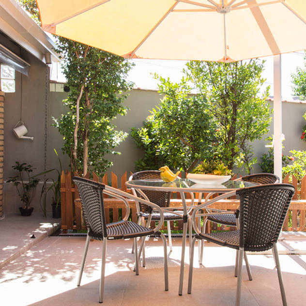Residencia de Surfista: Jardins tropicais por Marcos Contrera Arquitetura & Interiores