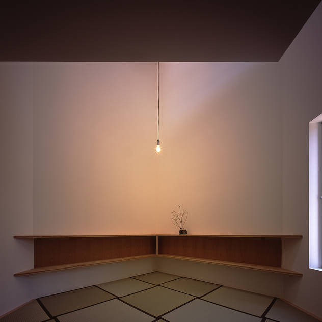 ￢（サシガネの家）: 岩本賀伴建築設計事務所が手掛けた和室です。