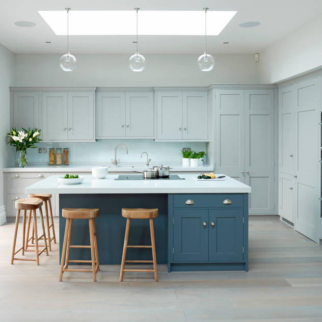 Modern meets Edwardian.: classic Kitchen by Rencraft