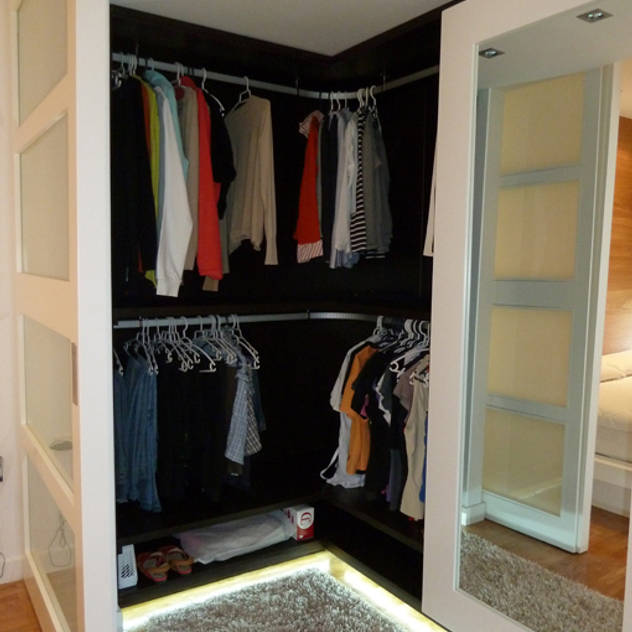 Closets de estilo moderno por ERRASTI