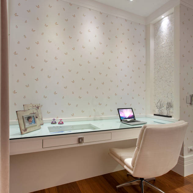 Casa Itu: Quarto infantil por Designer de Interiores e Paisagista Iara Kílaris