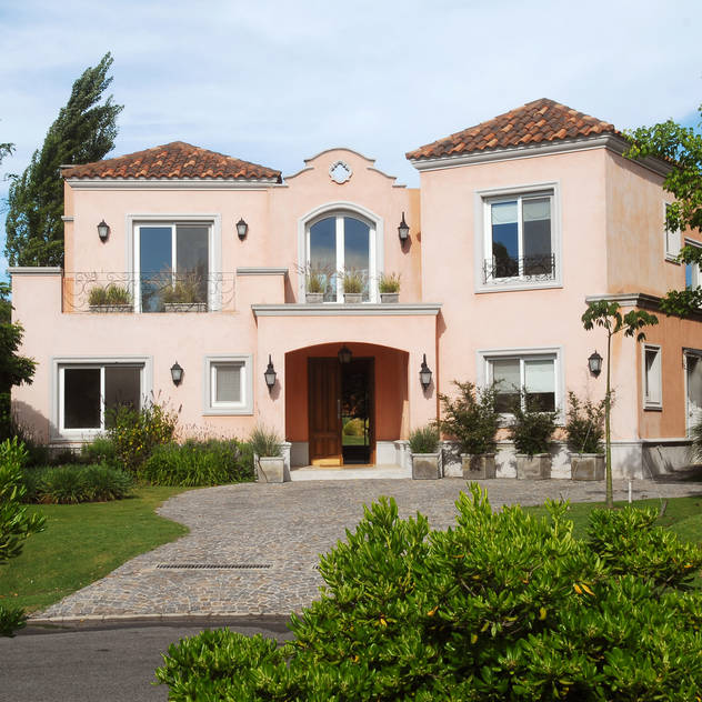 CASA TRADICIONAL: Casas de estilo colonial por LLACAY arquitectos
