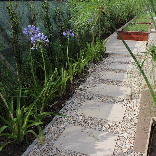 caminos entre verde: Jardines de estilo moderno por BAIRES GREEN