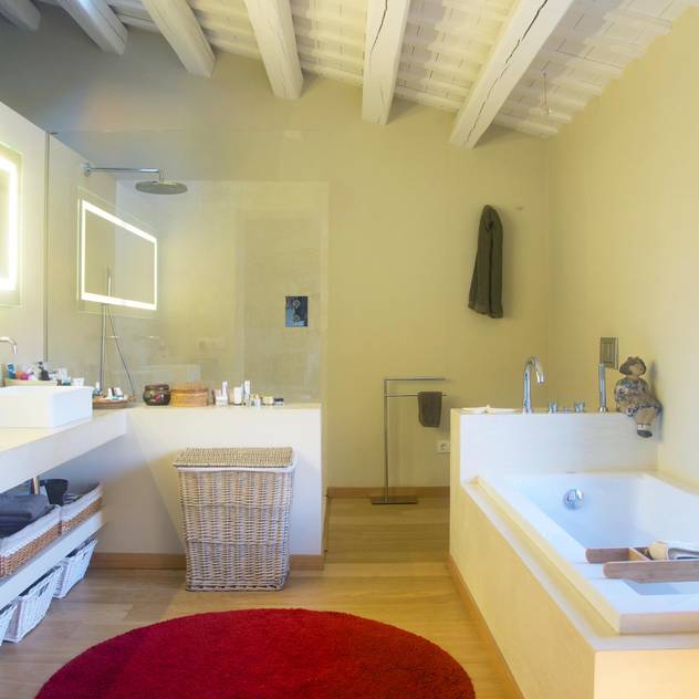 Vivienda Palafrugell: Baños de estilo mediterráneo de Brick construcció i disseny