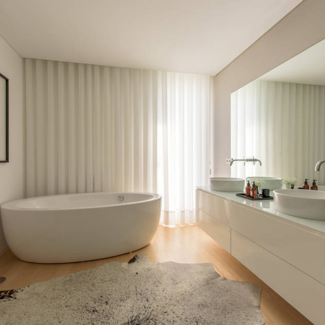 Moradia em Braga: Casas de banho modernas por NOZ-MOSCADA INTERIORES