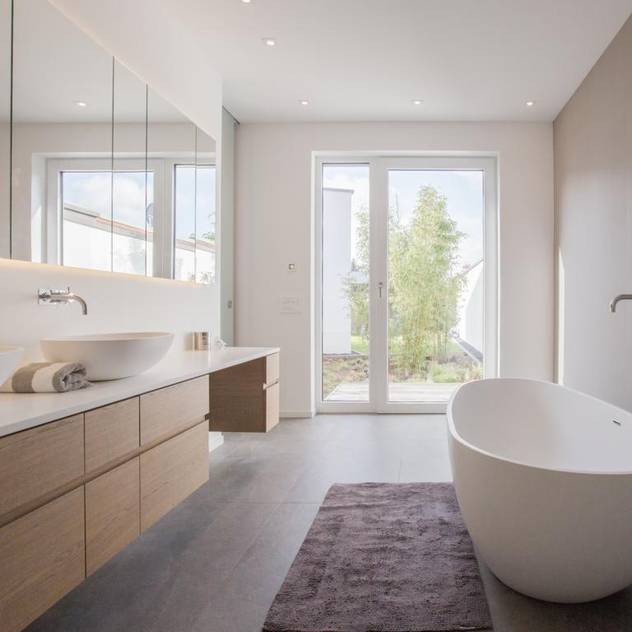 Phòng tắm phong cách tối giản bởi BPLUSARCHITEKTUR Tối giản