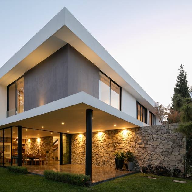  Casas de estilo moderno por Trama Arquitectos