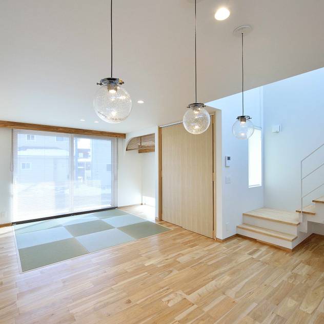 House Y1: 一級建築士事務所 ima建築設計室が手掛けたリビングです。