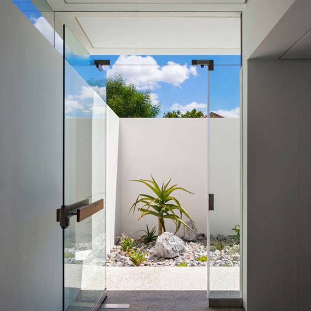 Hành lang, sảnh & cầu thang phong cách tối giản bởi Three14 Architects Tối giản