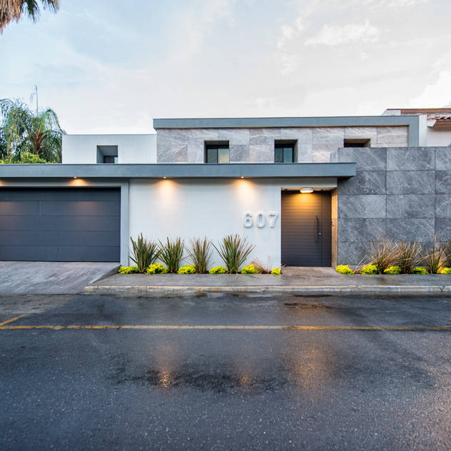 : Casas de estilo moderno por ESTUDIO TANGUMA