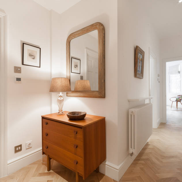 Hallway with eclectic furnishings and herringbone wood floor Eclectic style corridor, hallway & stairs by Timothy James Interiors Eclectic Wood Wood effect