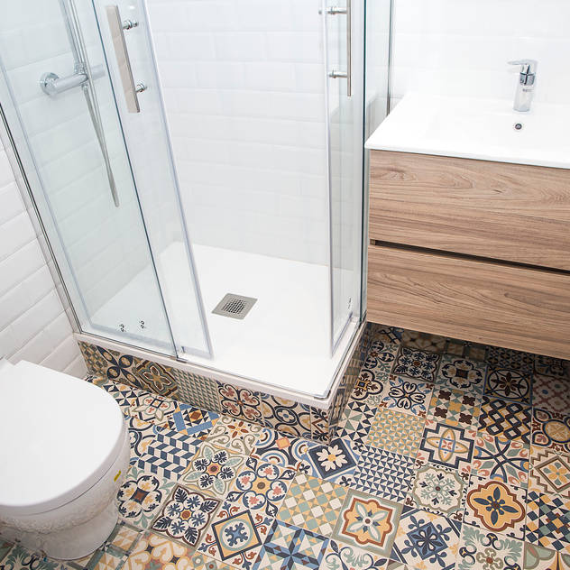 Baño de cortesía: Baños de estilo mediterráneo de Grupo Inventia