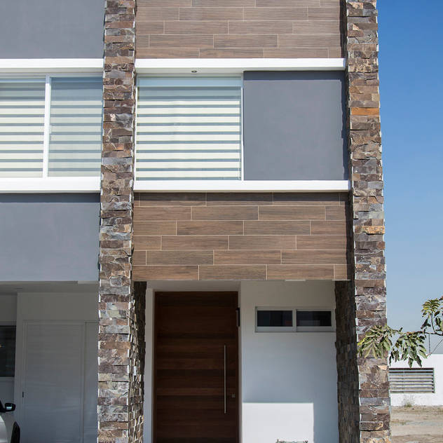 FACHADA: Casas de estilo minimalista por Excelencia en Diseño