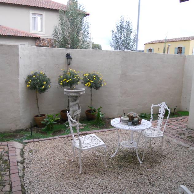 Jardines de estilo mediterraneo por SOJE Interior, Design and Decor PTY (Ltd)