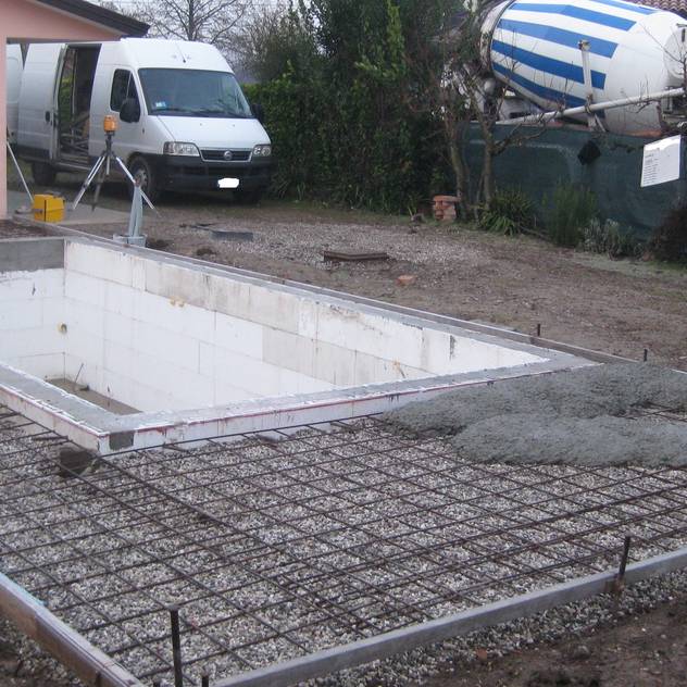 Hồ bơi phong cách hiện đại bởi Aquazzura Piscine Hiện đại