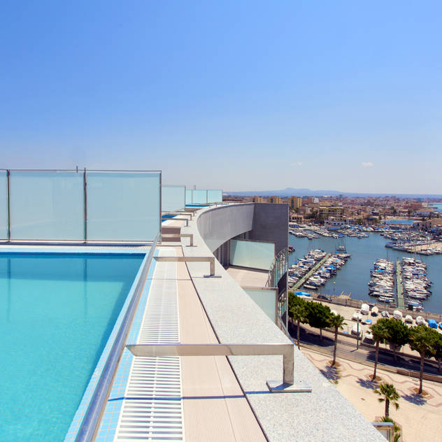 Hồ bơi phong cách hiện đại bởi Tono Vila Architecture & Design Hiện đại