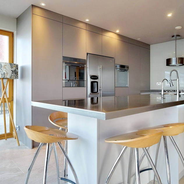 A large island for food prep and eat: modern Kitchen by ADORNAS KITCHENS