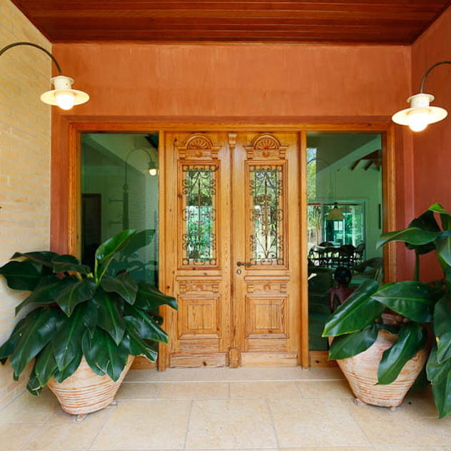 CASA R.A, Eustáquio Leite Arquitetura Eustáquio Leite Arquitetura Rustic style corridor, hallway & stairs