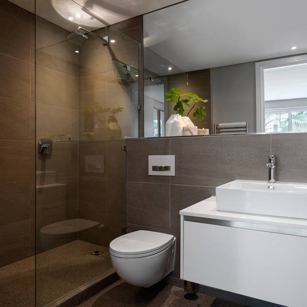 WATERFRON STAY_GULMARN APARTMENTS: Bathroom shower tile design by MINC DESIGN STUDIO