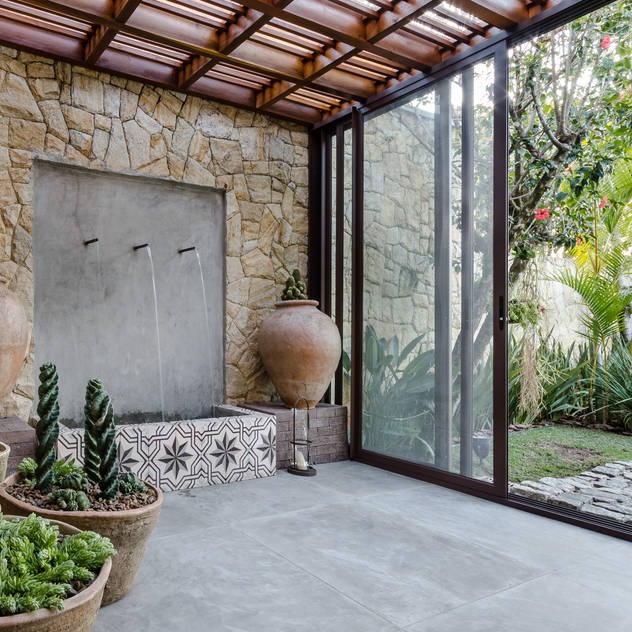 Vườn phong cách nhiệt đới bởi Le Jardin Arquitectura Paisagística Nhiệt đới