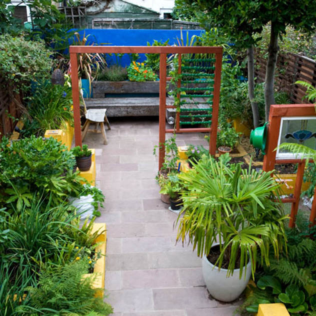 Small Mexican garden design: mediterranean Garden by Earth Designs