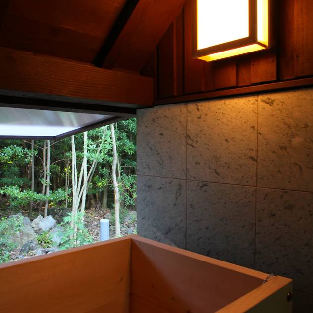 伊東市K邸: 株式会社　鎌倉設計工房が手掛けた浴室です。,和風 木 木目調 