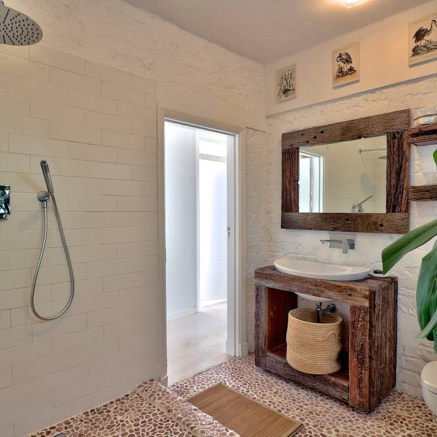 Beach Retreat apartment Studio Do Cabo Eclectic style bathroom