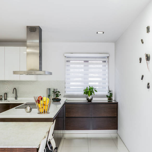 Cozinha Peninsular: Cozinhas embutidas  por Miguel Oliveira