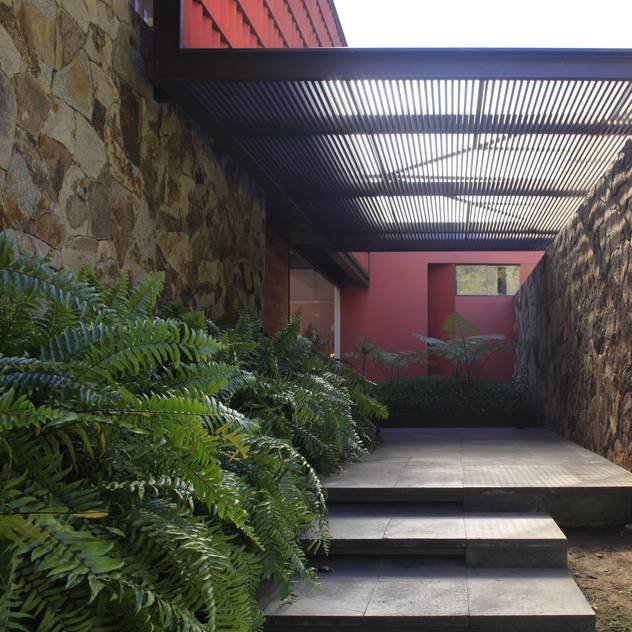 RED HOUSE: Paredes de estilo por Hernandez Silva Arquitectos