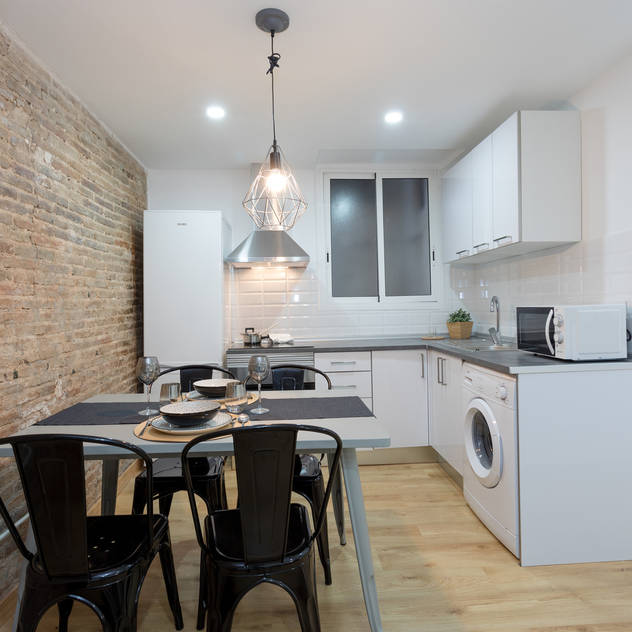 Moderno y acogedor - Interiorismo y Home Staging en Barcelona: Comedores de estilo escandinavo de Dekohuset