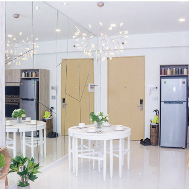 Vách tường bằng kính tạo hiệu ứng không gian khiến căn phòng rộng rãi hơn. Phòng ăn phong cách hiện đại bởi Công ty TNHH TK XD Song Phát Hiện đại Đồng / Đồng / Đồng thau