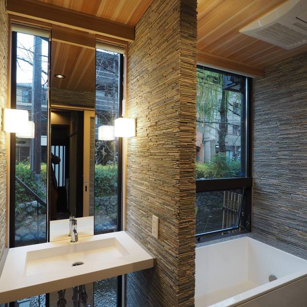高瀬川の町家　雲・小波（ゲストハウス）: 一級建築士事務所　(有)ＢＯＦアーキテクツが手掛けた浴室です。,和風 