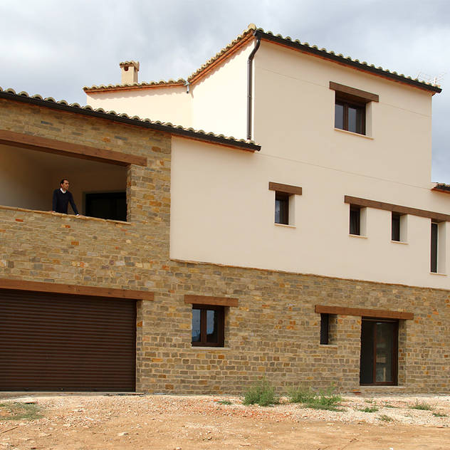 Fachada de estilo rural linkehome arquitectura Casas unifamiliares Piedra Beige