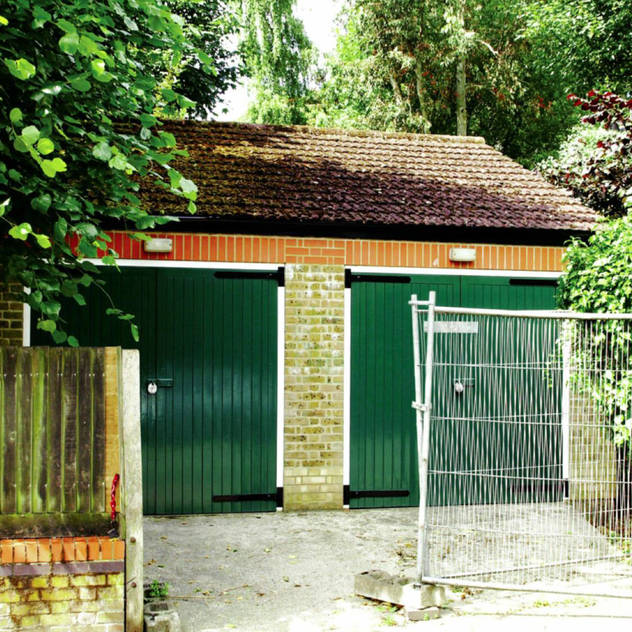 Existing double garage that was demolished to create the new house bởi The Crawford Partnership Hiện đại