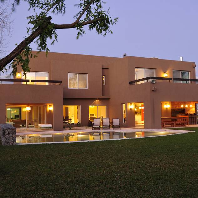 Casa TO Estilo Racionalista Rustico: Casas de estilo moderno por Estudio Medan Arquitectos