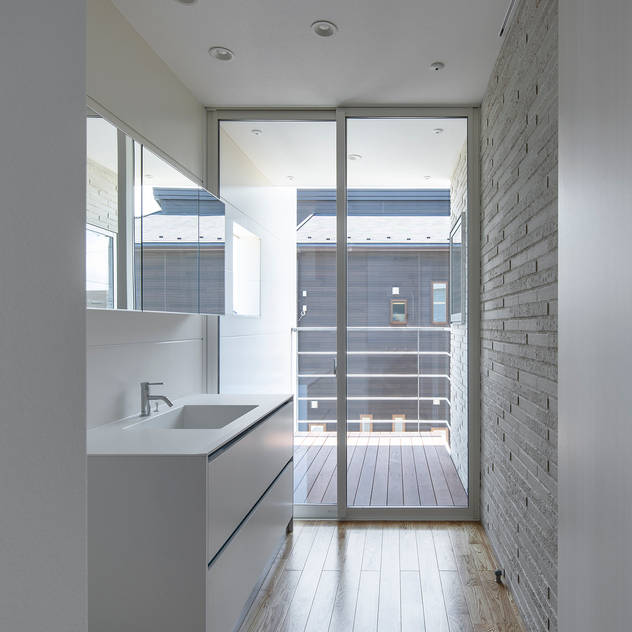 洗面所: 松岡淳建築設計事務所が手掛けた浴室です。,モダン 