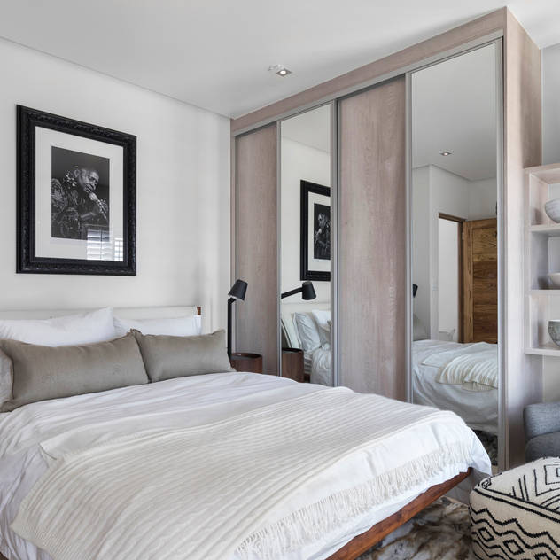 Guest Bedroom by Deborah Garth Interior Design International (Pty)Ltd Minimalist Wood Wood effect