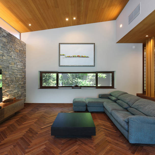 森と暮らす家 　-週末住宅-: Studio tanpopo-gumi　一級建築士事務所が手掛けたリビングです。