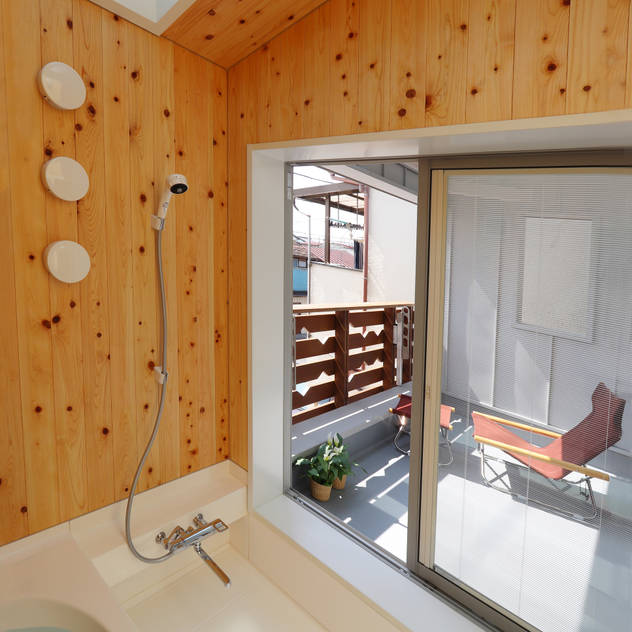 湯上りバルコニーのある家: 遠藤浩建築設計事務所　H,ENDOH ARCHTECT & ASSOCIATESが手掛けた浴室です。,モダン 無垢材 多色 