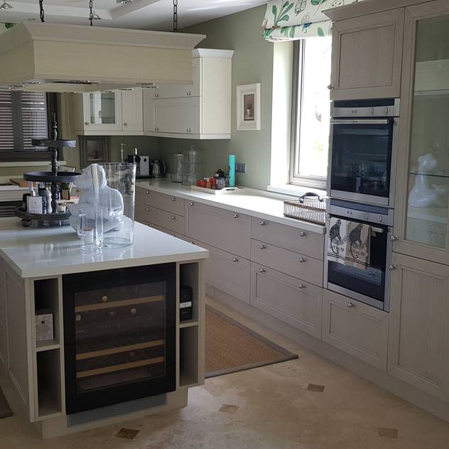 Muebles columnas con hornos, vitrinas y baldas de cristal: Cocinas integrales de estilo de Decodan Interiores