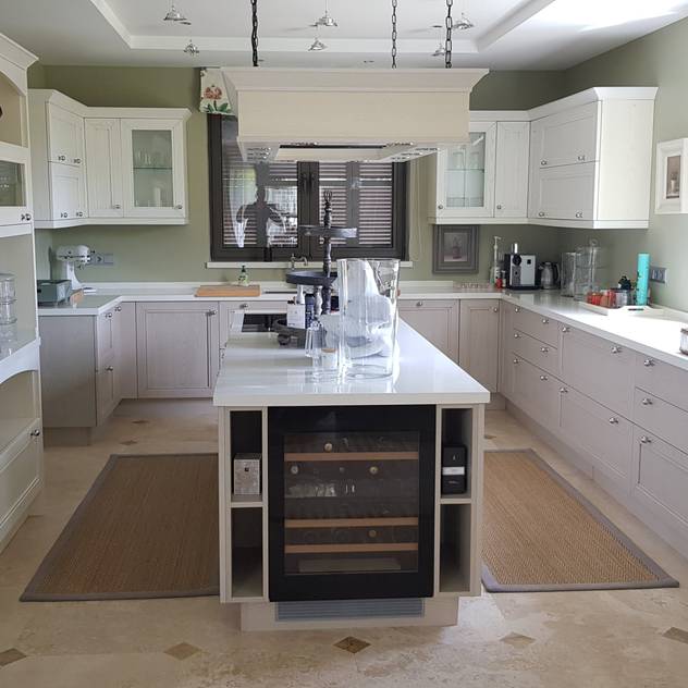Cocina clásica integrada al comedor principal: Cocinas integrales de estilo de Decodan Interiores