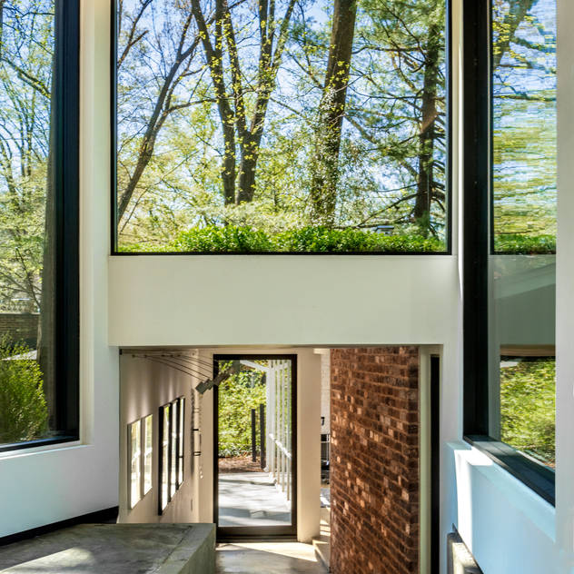 KUBE architecture Modern Corridor, Hallway and Staircase