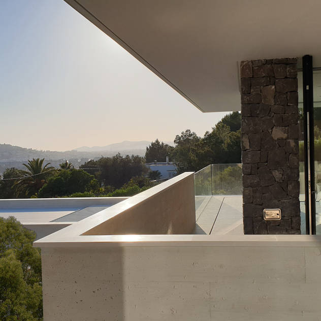 Detalle de balcon con vista al mar: Villas de estilo  de GARLIC arquitectos, Mediterráneo Hormigón  