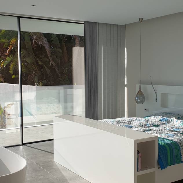 Dormitorio principal con vista al mar: Dormitorios de estilo  de GARLIC arquitectos, Mediterráneo   